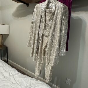 You  will definitely be the sparkle of the night in this three-piece outfit.